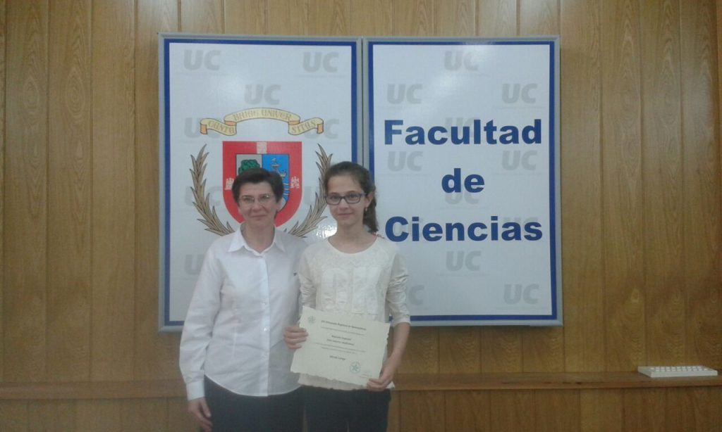 Mirela Langa junto a su profesora de matemáticas Sor Pilar Martín