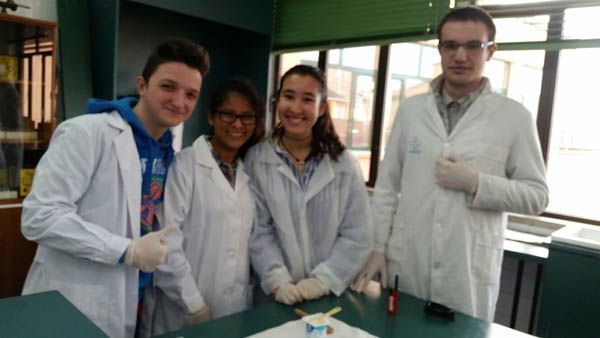 Alumnos de 2&ordm; Bachillerato del Colegio San Jos&eacute; en el Taller de Biolog&iacute;a